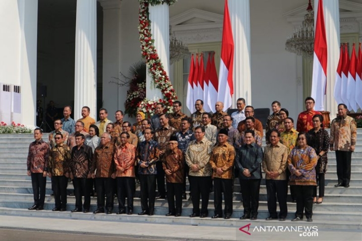 Presiden Jokowi, Wapres Ma'ruf Amin dan Menteri Kabinet Indonesia Maju foto bersama di tangga Istana Merdeka Jakarta, Rabu (22/10/2019) (Antara/Desca L Natalia)
