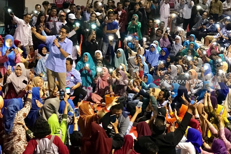 Sandiaga Uno bersama massa kampanye