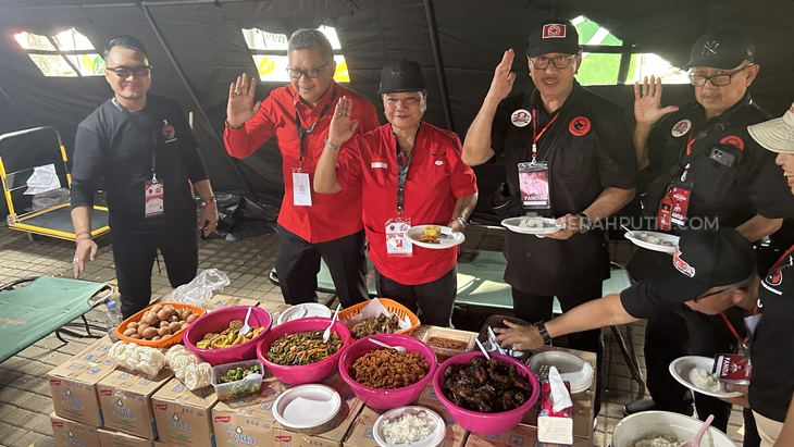 PDIP menyediakan 4 ribu porsi makanan untuk penggembira di acara BBK dan masyarakat sekitar. (Foto: MP/Ponco Sulakson)