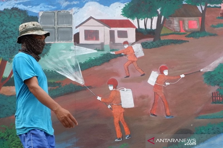 Seorang warga dengan masker di wajahnya melintas di dekat mural kampanye pencegahan penyebaran COVID-19 di Depok, Jawa Barat, Kamis (13/8/2020). Pemerintah melalui instansi terkait terus mendorong penegakan Inpres Nomor 6 Tahun 2020 guna meningkatkan kepatuhan masyarakat mengenakan masker dalam beraktivitas karena masih tingginya angka kasus COVID-19 secara nasional. ANTARA FOTO/Wahyu Putro A/wsj. (ANTARA FOTO/WAHYU PUTRO A)