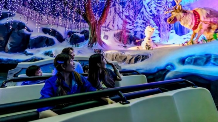 Jalan-Jalan Bersama Karakter 'Frozen' di Taman World of Frozen