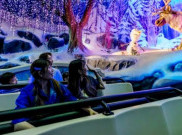 Jalan-Jalan Bersama Karakter 'Frozen' di Taman World of Frozen