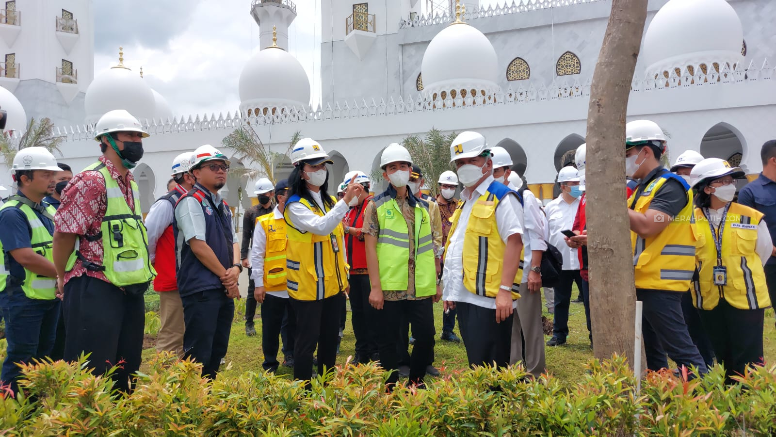 Menteri Basuki Soroti Minimnya Lahan Parkir Masjid Raya Sheikh Zayed ...