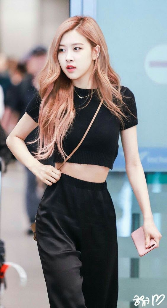 Rosé tampil kasual dan keren dengan busana all black. (Foto Koreaboo)