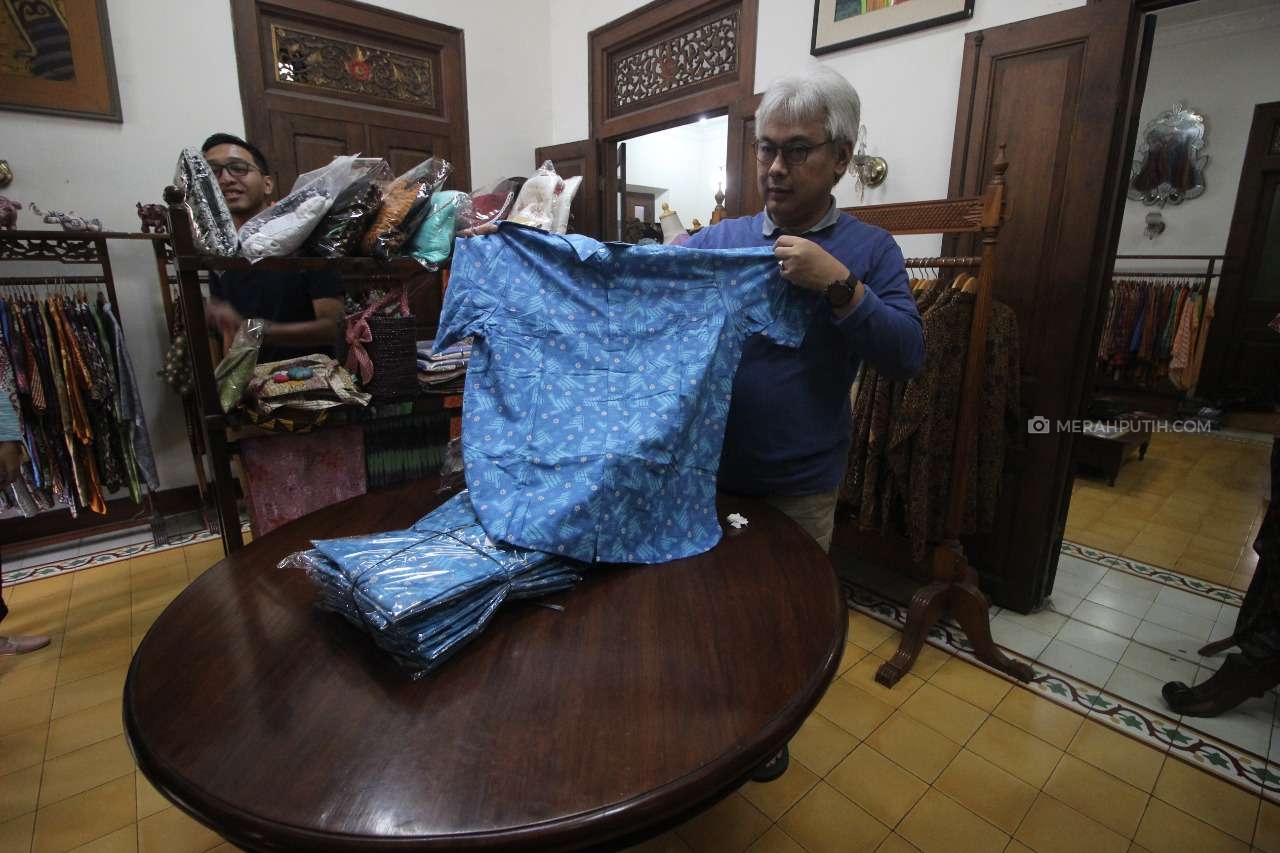 Pengusaha Batik Solo Ini Bikin Motif Dua Jari, Apa Maksudnya?