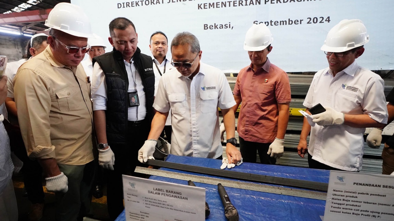 Mendag Zulhas Segel 11.000 Ton Baja Tanpa SNI Nilai Capai Rp 11 Miliar