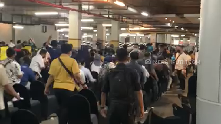    Sentra Vaksinasi BUMN di Grand City Mall Surabaya nampak para peserta membeludak di lantai basement. (Foto: MP/Andika Eldon)