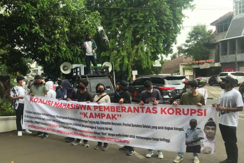 Massa tergabung dalam Koalisi Mahasiswa Pemberantasan Korupsi (Kampak) membentangkan spanduk meminta Kejaksaan Agung RI mengusut dugaan korupsi di Pelabuhan Tanjung Api-Api, Sumatera Selatan, dengan melakukan aksi di Gedung Kejaksaan Agung, Jakarta Selatan, Kamis (28/10/2021). (ANTARA/HO-Koalisi Mahasiswa Pemberantasan Korupsi)