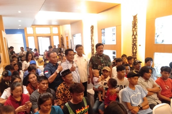 Menko Polhukam Wiranto dan Panglima TNI Marsekal TNI Hadi Tjahjanto menemui para pengungsi Wamena dan Ilaga di Timika, Rabu (9/10/2019) (ANTARA/Evarianus Supar)