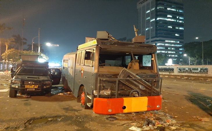 Dua mobil polisi juga jadi korban amuk massa