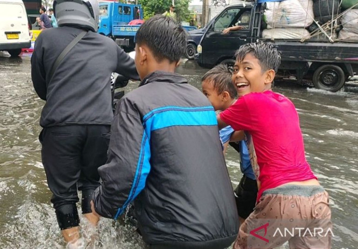 Anak Main Air Banjir Bisa Kena Infeksi Mematikan, Dokter Kevin Mak Peringatkan Bahaya Luka Terbuka