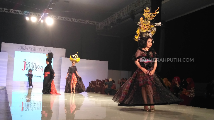 Kala Boneka Tarsius Turut Melenggang di Jogjakarta Fashion Week, Unik