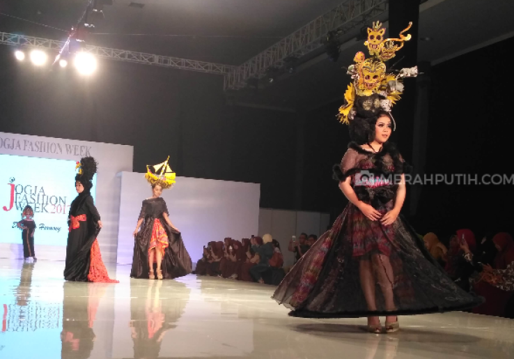 Kala Boneka Tarsius Turut Melenggang di Jogjakarta Fashion Week, Unik