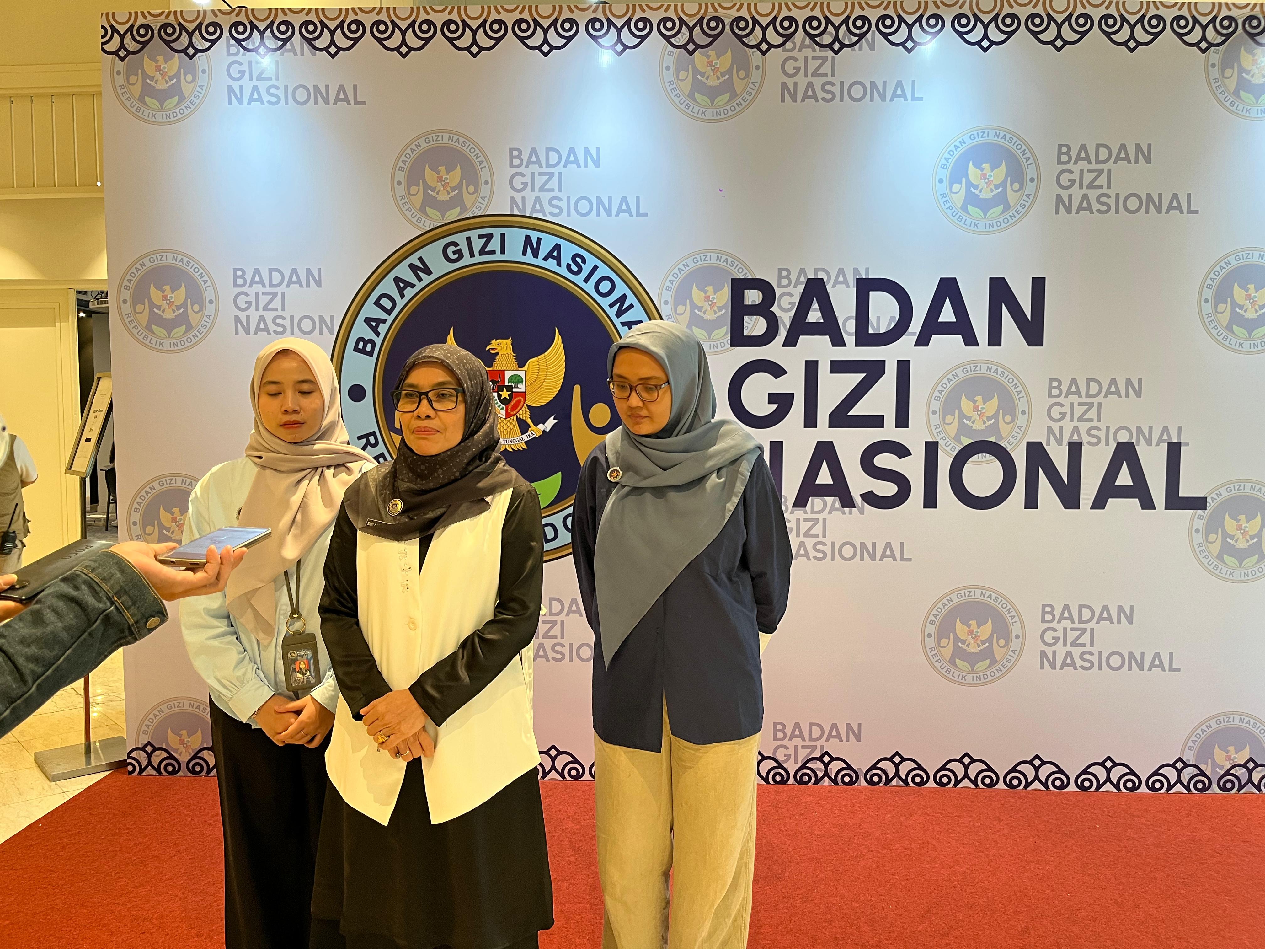 Direktur Tata Kelola Pemenuhan Gizi BGN, Dr. Ir. Sitti Aida Adha Taridala, M.Si. (tengah), saat sosialisasi program MBG di Jakarta Barat, Sabtu (1/11)