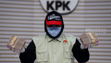 KPK Pamerkan Barang Bukti Dugaan Korupsi Suap Jabatan RSUD Harjono Ponorogo Sebesar Rp500 Juta