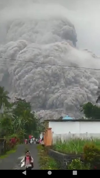 tangkapan layar erupsi semeru