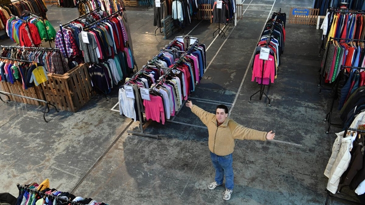 Thrift Shop di Inggris Obral Murah Merek Pakaian Mewah