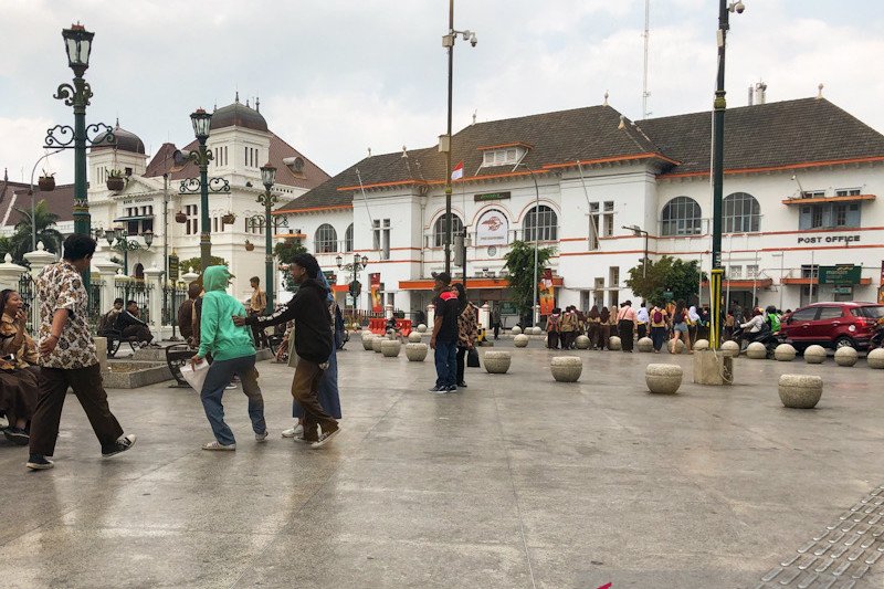 Suasana wisatawan di kawasan Titik Nol Kilometer Yogyakarta (ANTARA/Eka Arifa Rusqiyati)