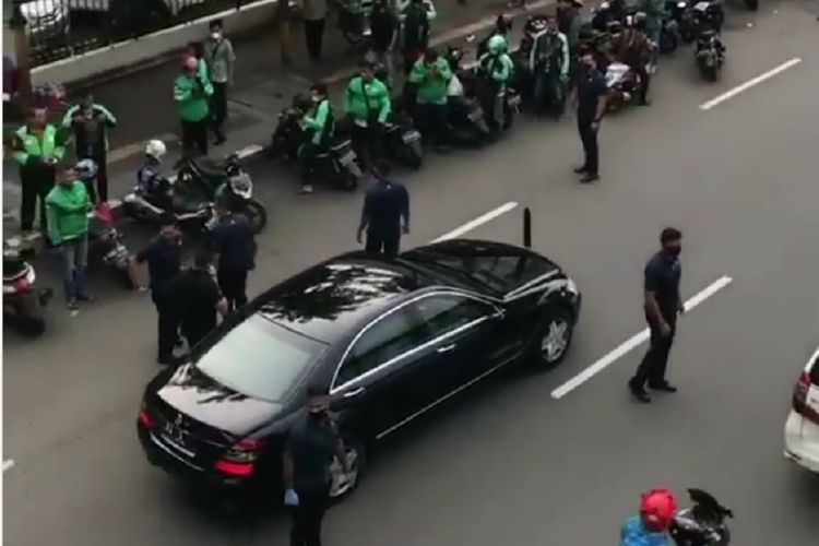 Aksi Jokowi Bagi-Bagi Sembako di Jalan Dinilai tak Elok dan Beresiko