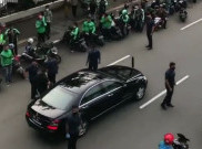 Aksi Jokowi Bagi-Bagi Sembako di Jalan Dinilai tak Elok dan Beresiko