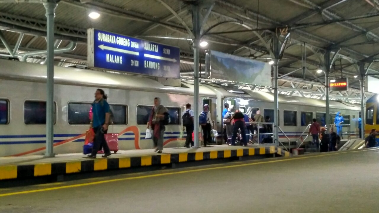 Penumpang di Stasiun Tugu Yogyakarta