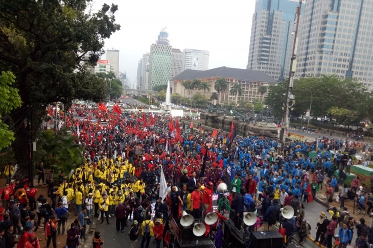Aksi Indonesia Memanggil yang melibatkan pelajar, mahasiswa, buruh, dan aktivis HAM memperingati Sumpah Pemuda dan menuntut satu tuntutan utama, yaitu penerbitan Perppu KPK di depan Patung Kuda Arjuna Wiwaha, Jakarta Pusat, Senin (28/10/2019). (ANTARA/Livia Kristianti)
