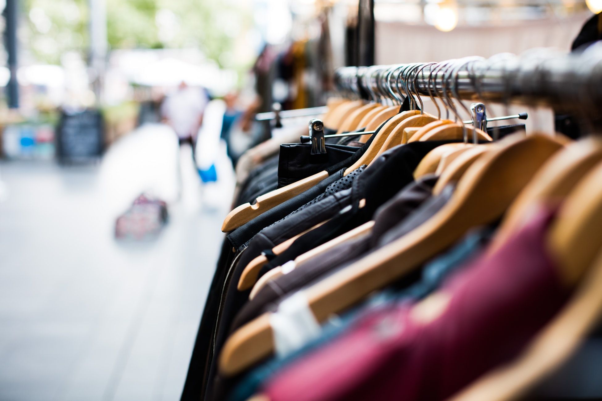 Beli baju bekas atau menyewa