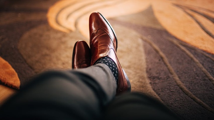 Tampil Keren Bermodalkan Sepatu Cokelat dan Celana Hitam