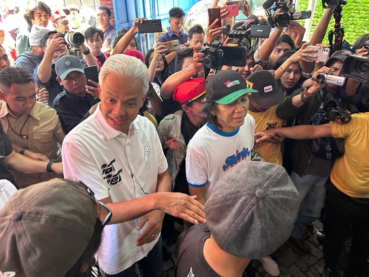 Tiba di Markas Slank, Ganjar dan Mahfud Disambut Bimbim Cs