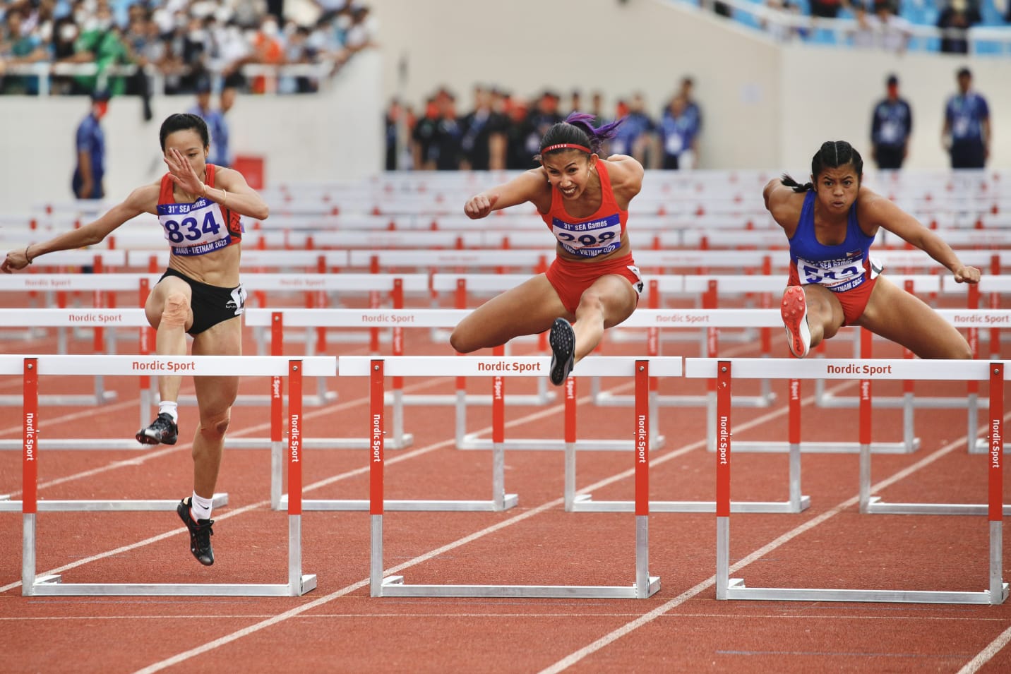 Aksi Emilia Nova di nomor lompat gawang 100 meter SEA Games 2021 (NOC Indonesia/MP Media/Naif AI'As)