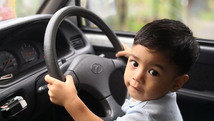 Sangat Berisiko Tinggalkan Anak Sendirian dalam Mobil