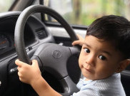 Sangat Berisiko Tinggalkan Anak Sendirian dalam Mobil
