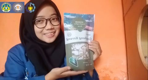 Latifatul Fajriah berfoti dengan produk kripik Kecarang. (Foto: ITS)