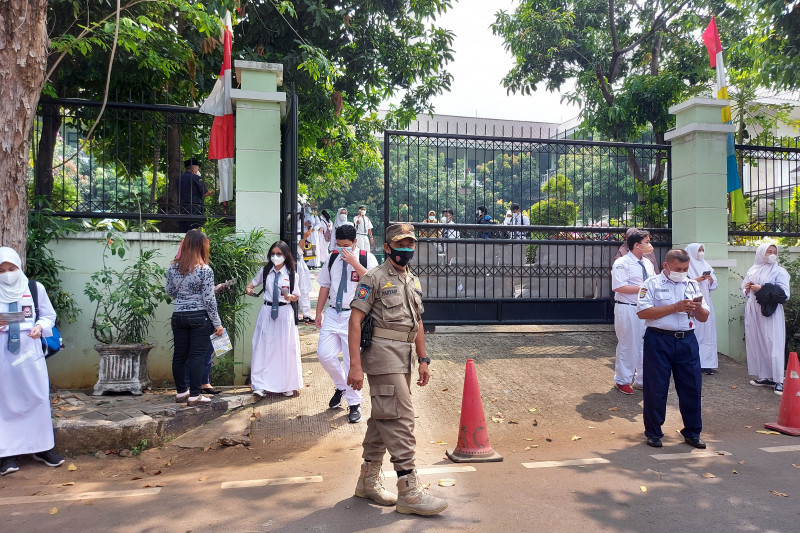 Satpol PP Pantau PTM.(Foto: Antara)