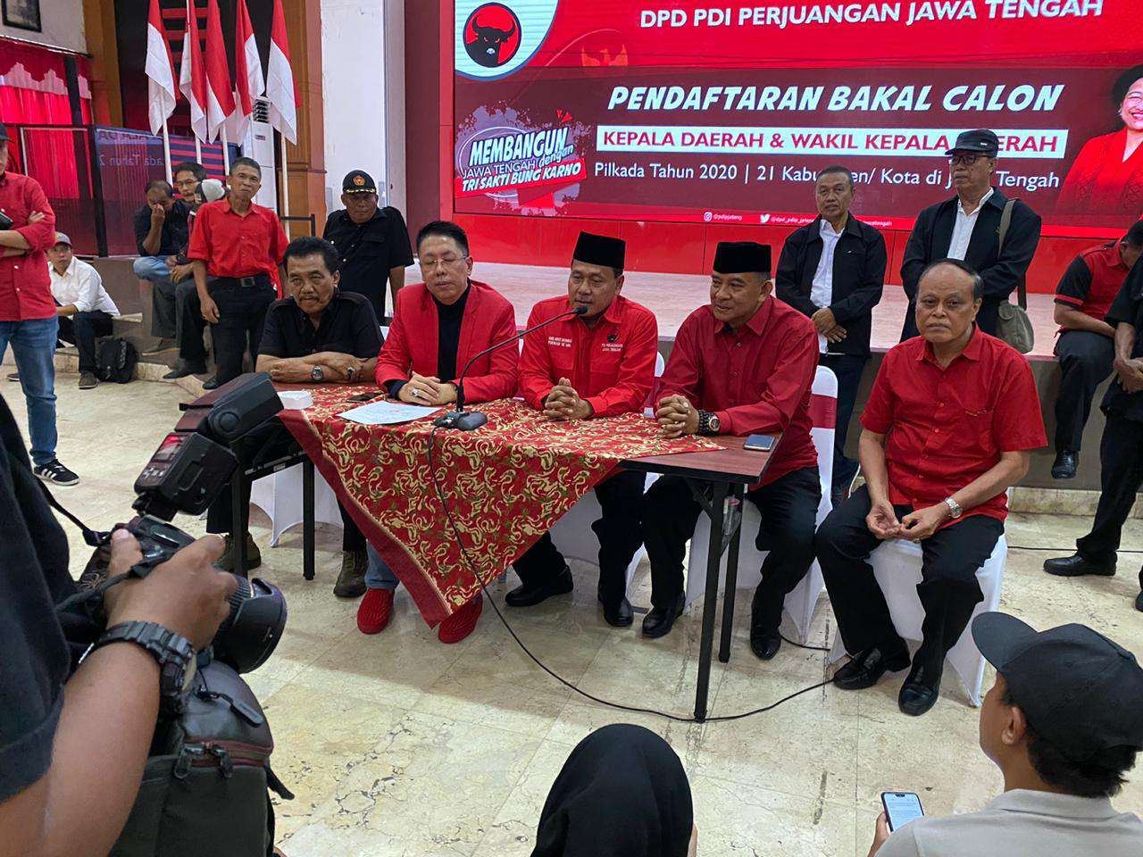 Sejumlah bakal calon di Pilkada serentak di Jawa Tengah mendaftar di Kantor DPD PDIP di Jalan Brigjend Katamso No.24, Kota Semarang, Jawa Tengah, Minggu (8/12). (MP/Ismail)