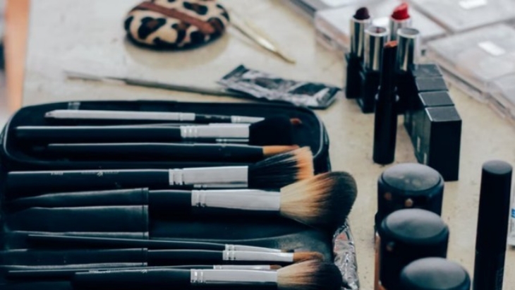 Kamu dapat menjaga kebersihan produk skincare dan makeup dengan sering-seringlah mencuci kuas. (Foto: unsplash.com/Manu Camargo)