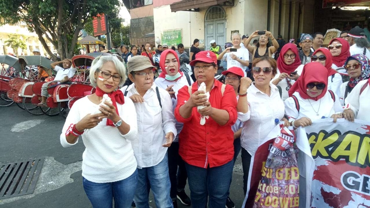 Relawan Solo Bergerak menggar aksi damai di depan Pasar Gede, Jalan Urip Sumoharjo, Solo, Jawa Tengah, Sabtu (5/10). (MP/Ismail)