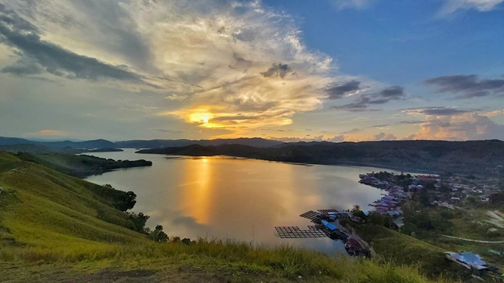 Kedamaian Membumi di Danau Sentani