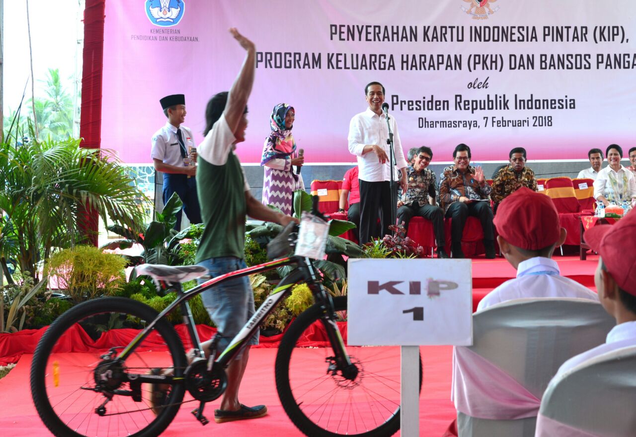 Di Dharmasraya, Presiden Bagikan 3.000 PKH dan 1.247 KIP