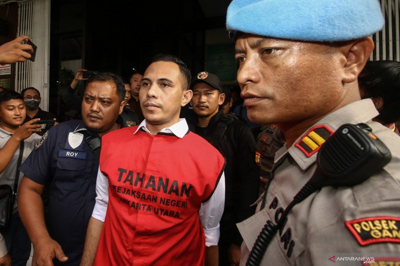 Terdakwa kasus penyiraman air keras kepada penyidik KPK Novel Baswedan, Ronny Bugis (tengah) meninggalkan ruangan usai menjalani sidang dakwaan di Pengadilan Negeri Jakarta Utara, Jakarta, Kamis (19/3/2020). ANTARA FOTO/Rivan Awal Lingga/wsj