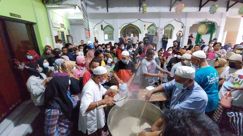 Warga mendapatkan bubur samin di Masjid Darussalam Kelurahan Jayengan, Kecamatan Serengan, Solo, Jawa Tengah, Minggu (3/4). (MP/Ismail)