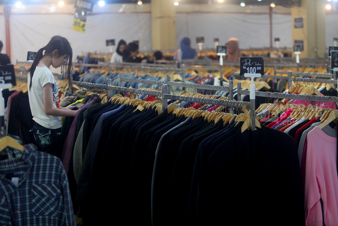 Berburu Bebagai Baju Skena Ala Thrifting di Terowongan Blok-M Jakarta