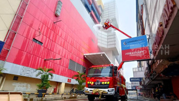 Damkar Lakukan Pendinginan Sisa Kebakaran Gedung Glodok Plaza Jakarta 