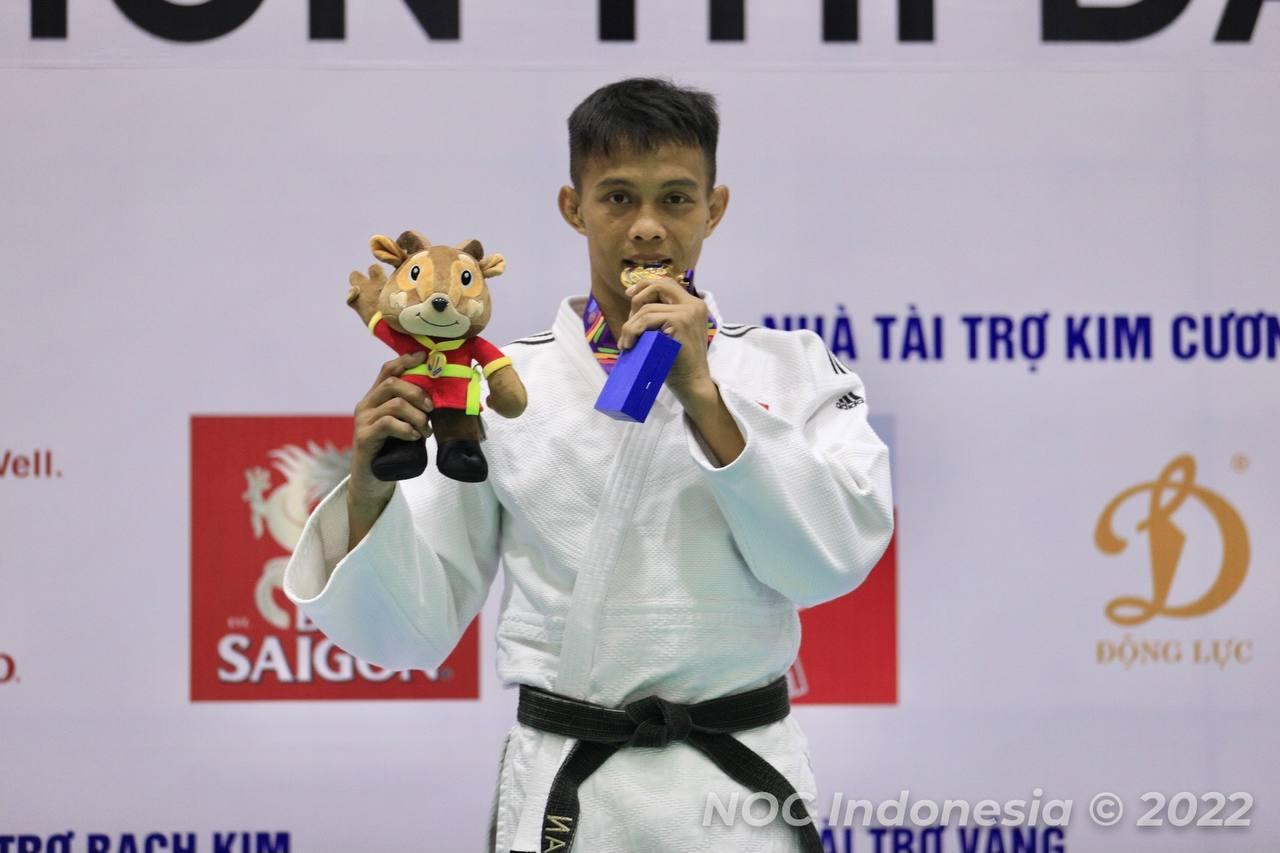 Pejudo Indonesia Ikhsan Apriyadi yang meraih emas di nomor -73 kg putra SEA Games, Kamis (19/5). NOC Indonesia/Naif Al'As