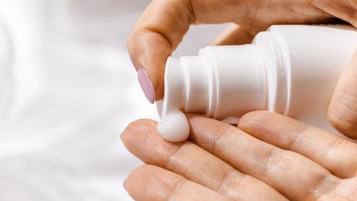 Moisturizer Kandungan Cera-Mug Diminati  Banyak Orang