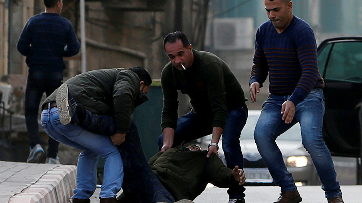 Warga memindahkan seorang warga Palestina yang ditembak hingga tewas saat terjadi bentrokan dengan pasukan Israel, di wilayah pendudukan Tepi Barat, Jumat (9/3). (ANTARA FOTO/REUTERS/Mussa Qawasma)