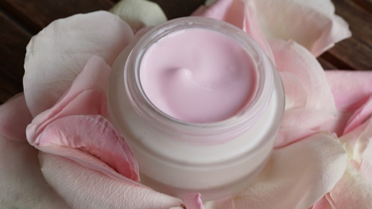 Apa Sih Bedanya Serum dan Pelembap?