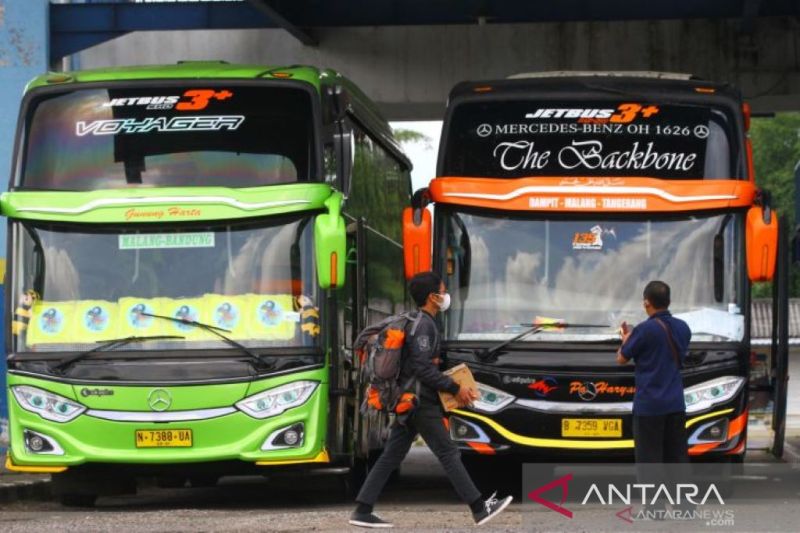 Calon penumpang berjalan menuju bus Antar Kota Antar Provinsi (AKAP) di Terminal Arjosari, Malang, Jawa Timur, Rabu (28/4/2021). ANTARA FOTO/Ari Bowo Sucipto/