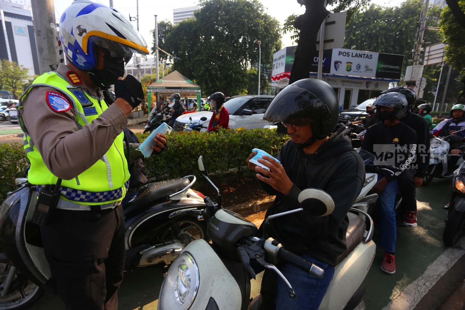 Polisi Bagikan Masker Gratis kepada Pengendara Motor Cegah Dampak Abu Vulkanik Krakatau