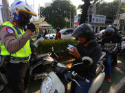 Polisi Bagikan Masker Gratis kepada Pengendara Motor Cegah Dampak Abu Vulkanik Krakatau